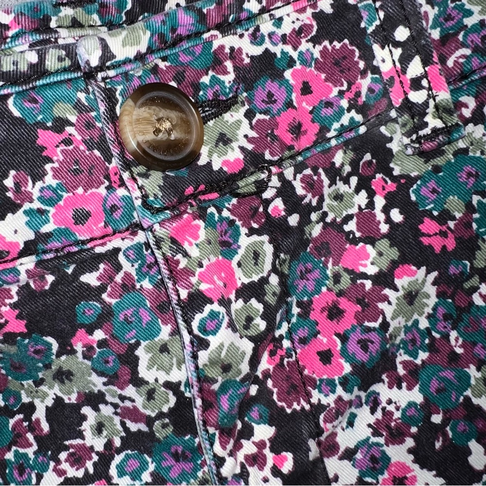 American Eagle Chino Shorts - Women’s SIZE 4 - Dark Floral Pattern